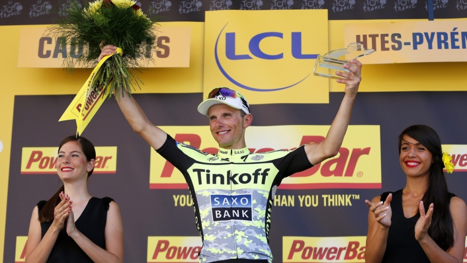 Rafał Majka na podium po wygraniu w Cauterets w Pirenejach 11. etapu kolarskiego wyścigu Tour de France. Fot. PAP/EPA/KIM LUDBROOK