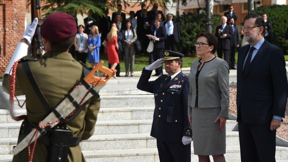 Premier Ewa Kopacz (2P) i premier Hiszpanii Mariano Rajoy (P) podczas przed rozpoczęciem XI polsko-hiszpańskich konsultacji międzyrządowych w Madrycie. Fot. PAP/Radek Pietruszka