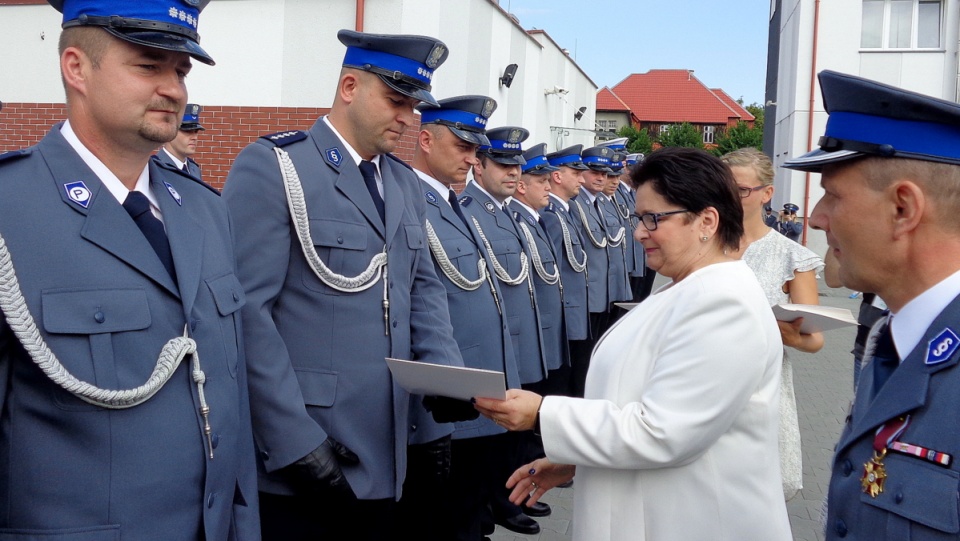 Szefowa resortu spraw wewnętrznych wręcza listy gratulacyjne wyróżnionym policjantom. Fot. Marcin Doliński