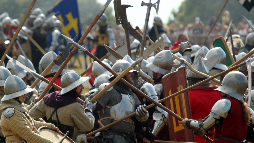 W sobotnie popołudnie na Polach Grunwaldzkich starło się blisko 1,3 tys. rekonstruktorów w historycznych strojach. Fot. PAP/Tomasz Waszczuk