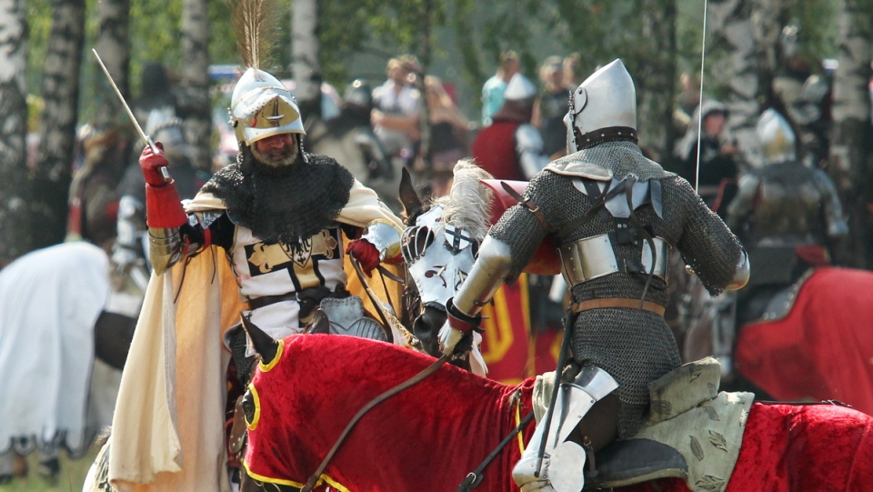 W sobotnie popołudnie na Polach Grunwaldzkich starło się blisko 1,3 tys. rekonstruktorów w historycznych strojach. Fot. PAP/Tomasz Waszczuk