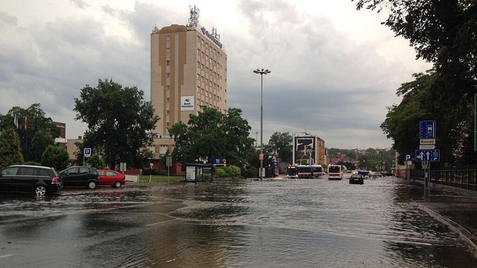 Po ulewie w Bydgoszczy. Dojazd do ronda Jagiellonów od ul. 3 Maja. Fot. Tomasz Kaźmierski