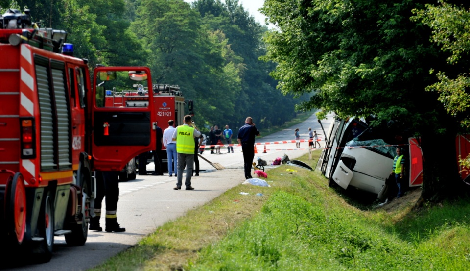 Rejsowy autobus ukraiński jadący w kierunku Warszawy zjechał na przeciwległy pas ruchu, następnie do rowu i uderzył w drzewo. Fot. PAP/Przemysław Piątkowski