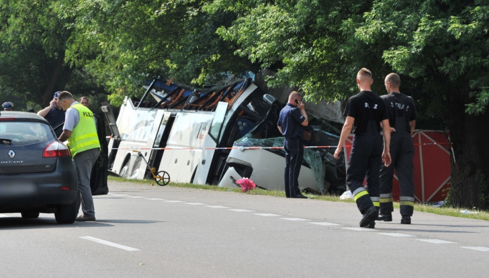 Rejsowy autobus ukraiński jadący w kierunku Warszawy zjechał na przeciwległy pas ruchu, następnie do rowu i uderzył w drzewo. Fot. PAP/Przemysław Piątkowski