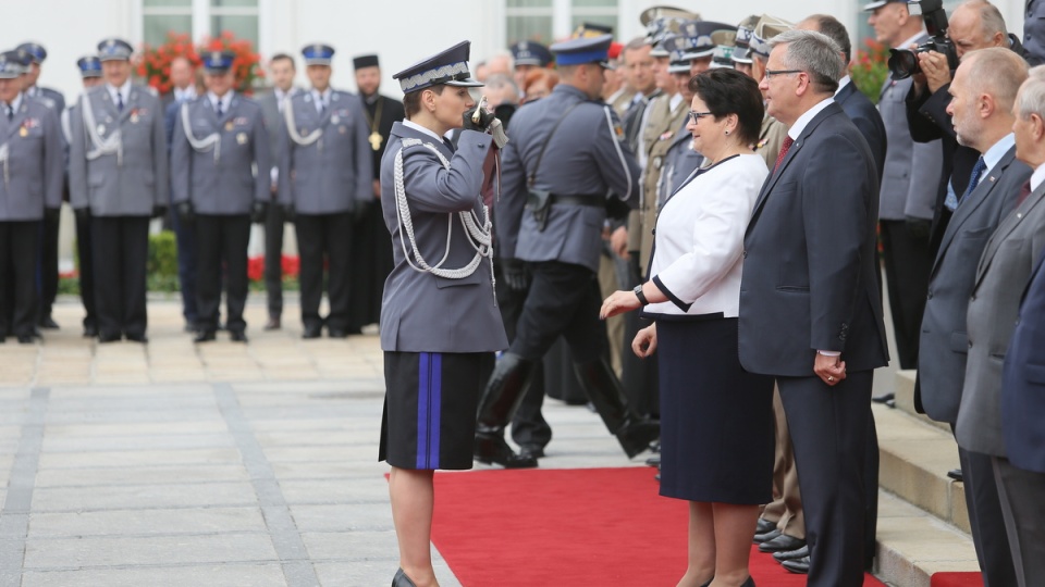 Awansowani na pierwszy stopień generalski w policji - nadinspektora - otrzymali szable od szefowej MSW Teresy Piotrowskiej. Fot. PAP/Leszek Szymański