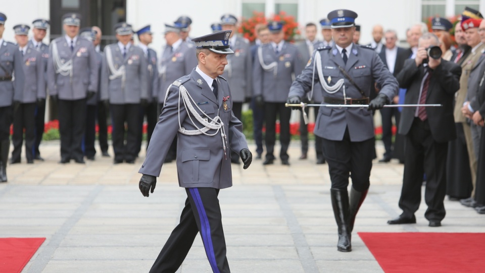 Inspektor Krzysztof Zgłobicki odbiera nominację generalską, podczas uroczystości w Warszawie. Fot. PAP/Leszek Szymański