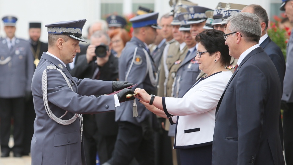 Inspektor Krzysztof Zgłobicki odbiera z rąk prezydenta RP Bronisława Komorowskiego i minister spraw wewnętrznych Teresy Piotrowskiej nominację generalską. Fot. Leszek Szymański