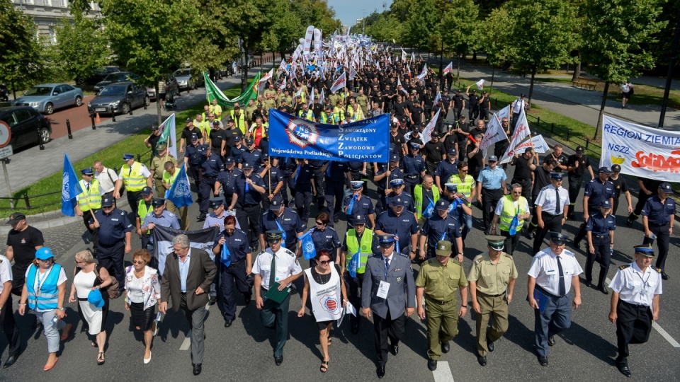 Protest służb mundurowych przed siedzibą premiera w Warszawie. Fot. PAP/Marcin Obara