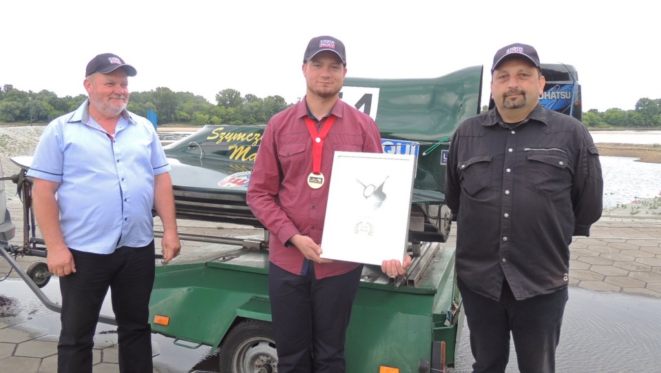 Na zdjęciu prezes Klubu Sportowego 51 Toruń Janusz Szymczyk (L), Marcin Szymczyk (C) i mechanik Leszek Dulkiewicz (P). Fot. Michał Zaręba