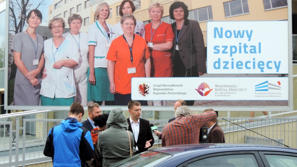 Konferencja radnych odbyła się przed szpitalem. Fot. Lech Przybyliński