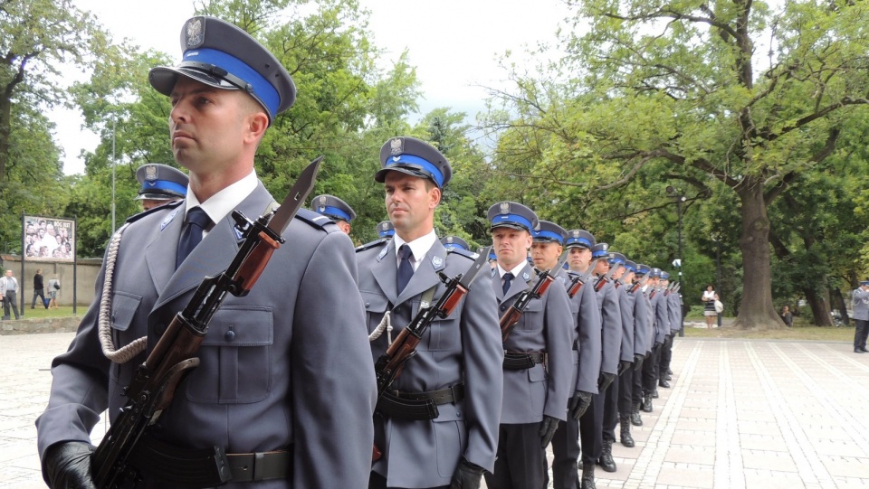 Kilkudziesięciu policjantów odebrało nominacje na wyższe stopnie służbowe. Fot. Marek Ledwosiński