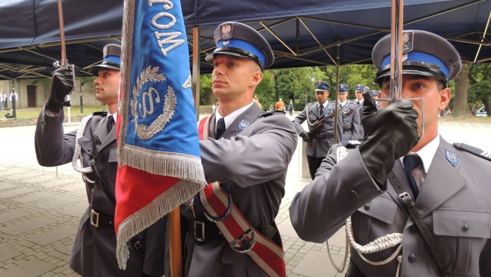 Kilkudziesięciu policjantów odebrało nominacje na wyższe stopnie służbowe. Fot. Marek Ledwosiński