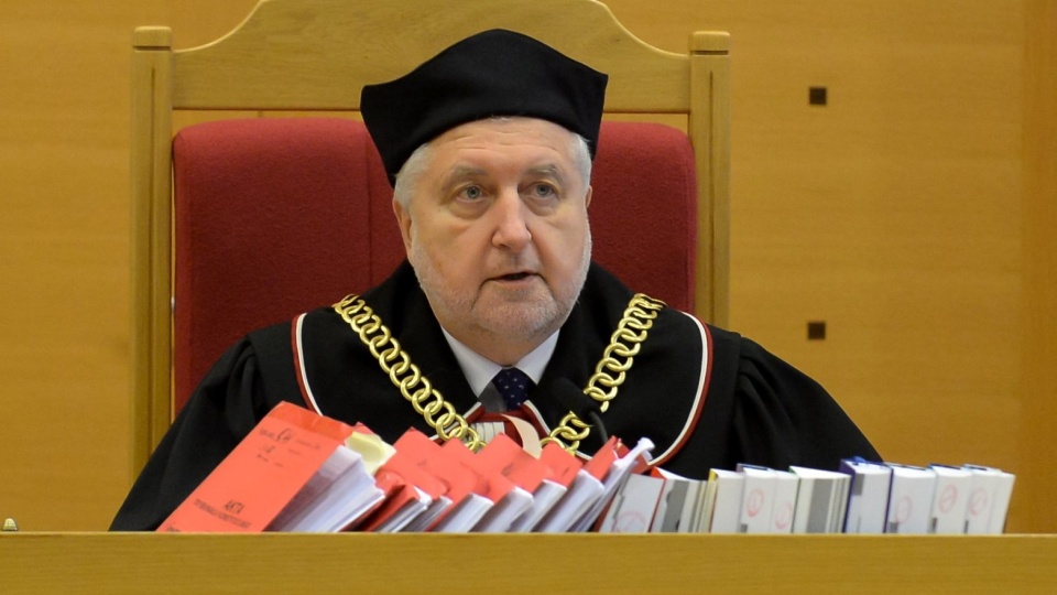 Przewodniczący TK Andrzej Rzepliński podczas ogłaszania wyroku. Zapis ustawy o SKOK-ach przewidujący objęcie nadzorem finansowym małych kas SKOK jest niezgodny z konstytucją. PAP/Marcin Obara