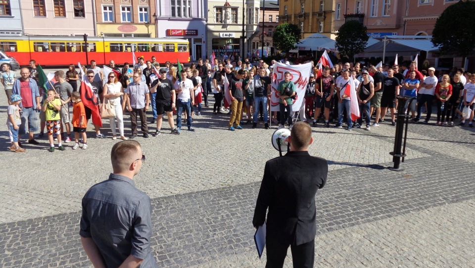 Ponad sto osób wzięło udział w biało-czerwonym marszu zorganizowanym w Grudziądzu. Fot. Marcin Doliński