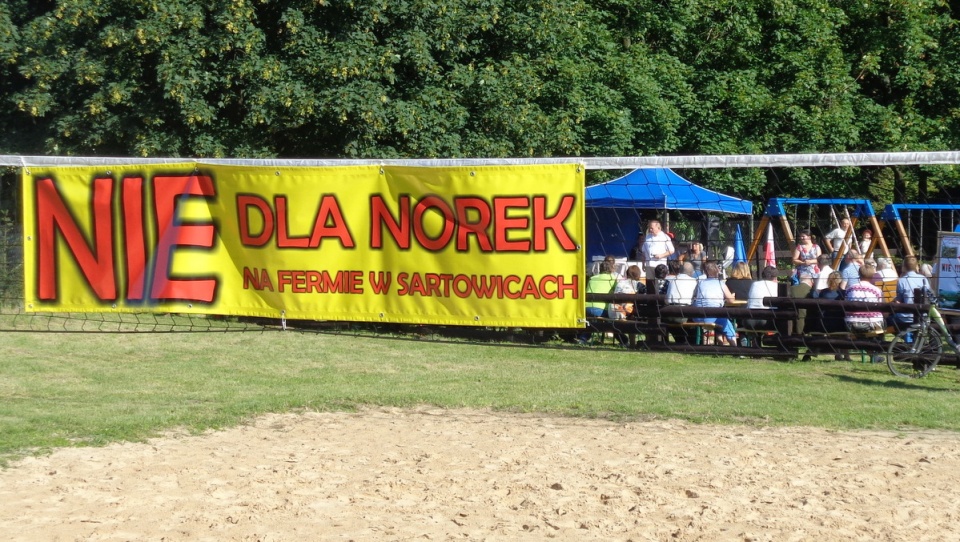Mieszkańcy Sartowic w gminie Świecie protestują przeciwko planom budowy fermy norek. Fot. Marcin Doliński
