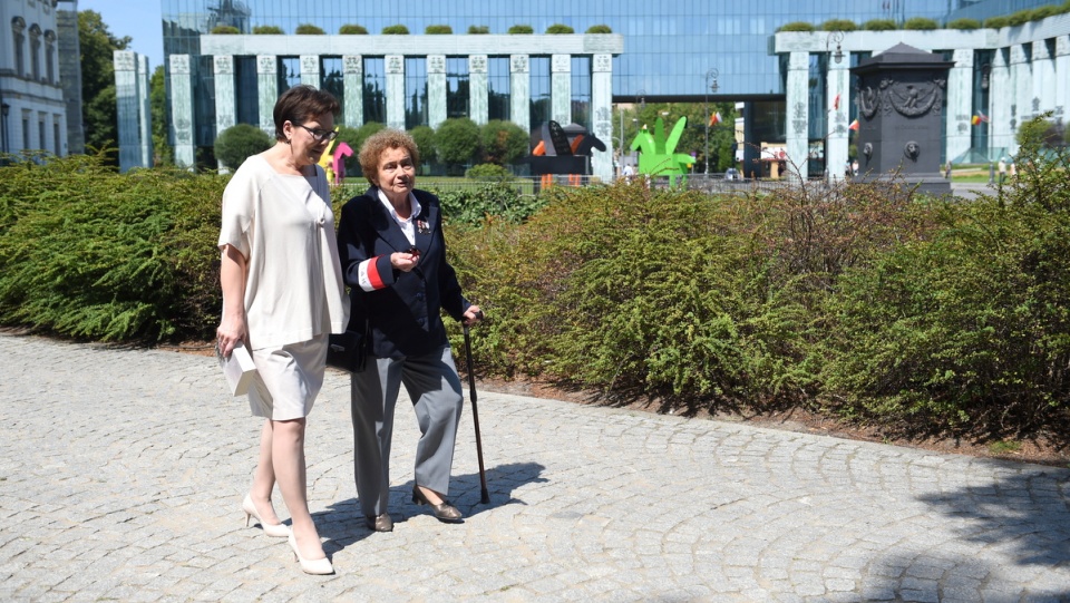 Obie panie spotkały się w Ogrodzie Krasińskich, następnie przespacerowały pod Pomnik Powstania Warszawskiego. Fot. PAP/Jacek Turczyk