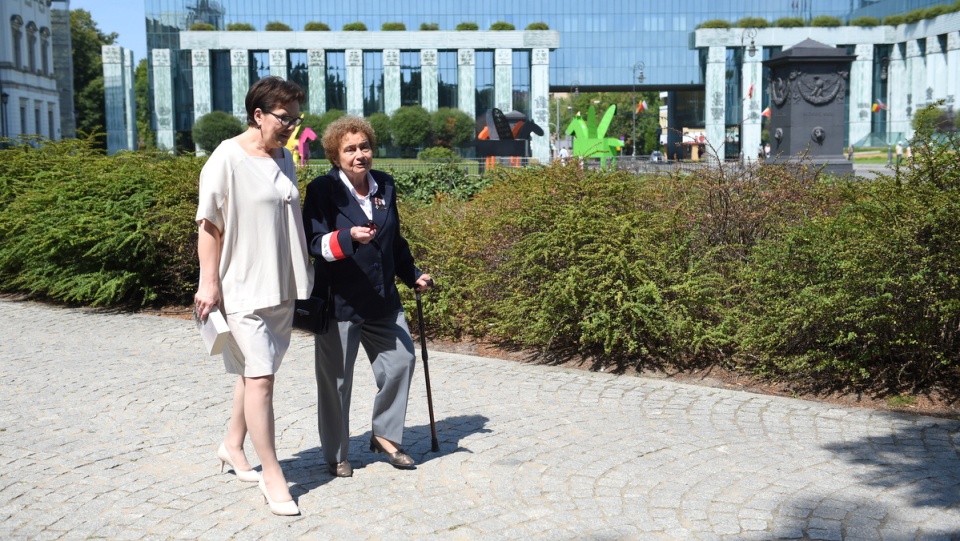 Obie panie spotkały się w Ogrodzie Krasińskich, następnie przespacerowały pod Pomnik Powstania Warszawskiego. Fot. PAP/Jacek Turczyk
