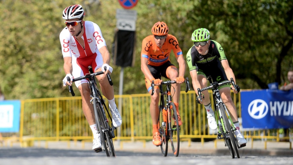 Paweł Bernas (L), Słoweniec Matej Mohric (P), Adrian Kurek (C) na trasie 1. etapu 72. Tour de Pologne w Warszawie. Fot. PAP/Bartłomiej Zborowski