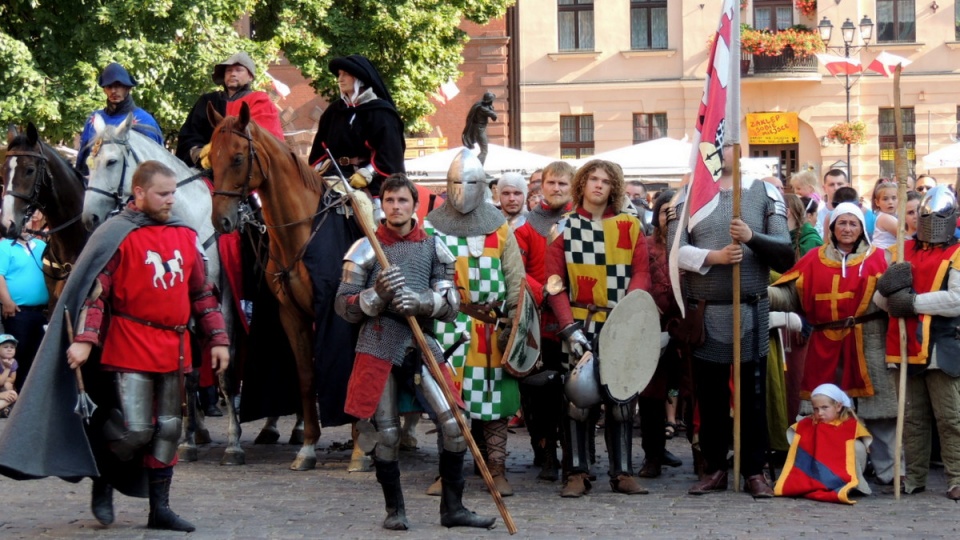 Rycerze konni i piesi wkroczyli 2 sierpnia na Rynek Staromiejski w Toruniu, skąd przemaszerowali do fosy zamkowej. Fot. Adriana Andrzejewska