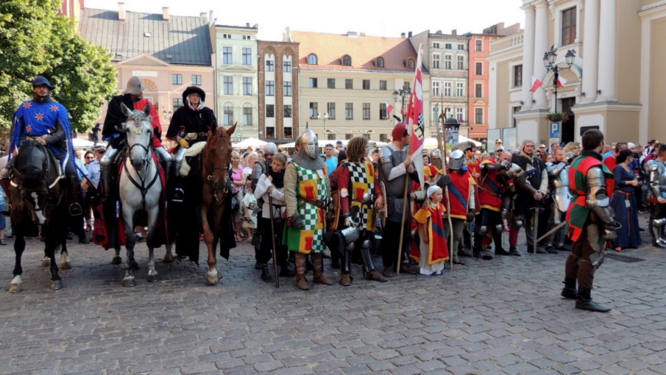 Rycerze konni i piesi wkroczyli 2 sierpnia na Rynek Staromiejski w Toruniu, skąd przemaszerowali do fosy zamkowej. Fot. Adriana Andrzejewska