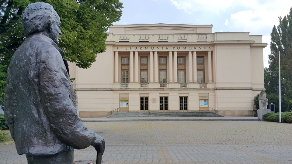 Rzeźba spoglądającego na Filharmonię Pomorską Andrzeja Szwalbego, pierwszego dyrektora tej instytucji. Fot. Ireneusz Sanger