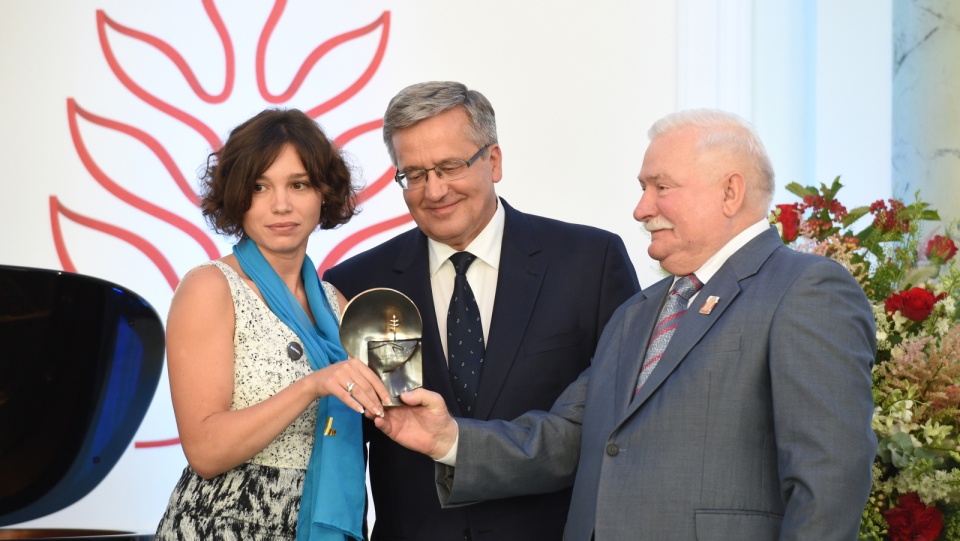 Prezydent Bronisław Komorowski, były prezydent Lech Wałęsa oraz tegoroczna laureatka Nagrody Solidarności im. Lecha Wałęsy rosyjska dziennikarka Żanna Niemcowa. Fot. PAP/Jacek Turczyk