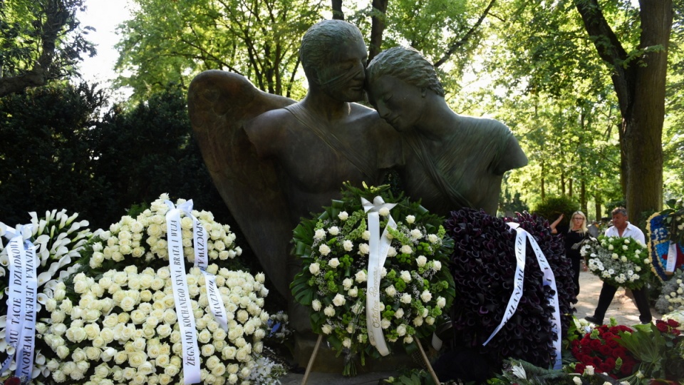 Kwiaty przed rodzinnym grobowcem na Cmentarzu Jeżyckim w Poznaniu, gdzie 5 bm. spoczął Jan Kulczyk. Jeden z największych polskich przedsiębiorców Jan Kulczyk zmarł nagle 29 ub.m. Fot. PAP/Jakub Kaczmarczyk