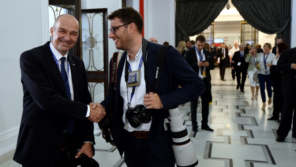 Osobisty fotograf ustępującego prezydenta Bronisława Komorowskiego - Wojciech Grzędziński (2L) oraz osobisty fotograf prezydenta elekta Andrzeja Dudy - Andrzej Hrechorowicz (L) w Sejmie przed rozpoczęciem posiedzenia Zgromadzenia Narodowego. Fot. PAP/Bartłomiej Zborowski