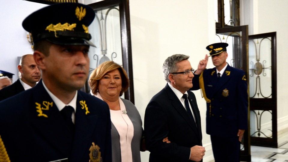 Ustępujący prezydent Bronisław Komorowski (C) z żoną Anną wchodzą do Sejmu. Fot. PAP/Bartłomiej Zborowski