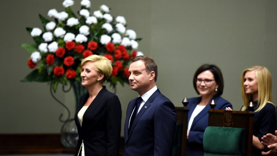 Andrzej Duda (2L) i towarzysząca mu żona Agata Kornhauser-Duda (L) oraz córka Kinga Duda (P) i posłanka PiS Małgorzata Sadurska (2P) w sali plenarnej Sejmu, 6 bm. Andrzej Duda złoży przysięgę przed Zgromadzeniem Narodowym i formalnie obejmie urząd prezydenta. PAP/Radek Pietruszka