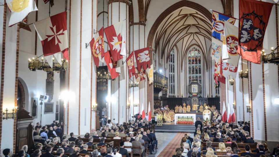 Prymas Polski abp Wojciech Polak ( w głębi P) wygłasza homilię. W bazylice archikatedralnej św. Jana Chrzciciela trwa msza św. odprawiana w intencji Ojczyzny i inaugurującego służbę prezydenta RP. Fot. PAP/Jakub Kamiński