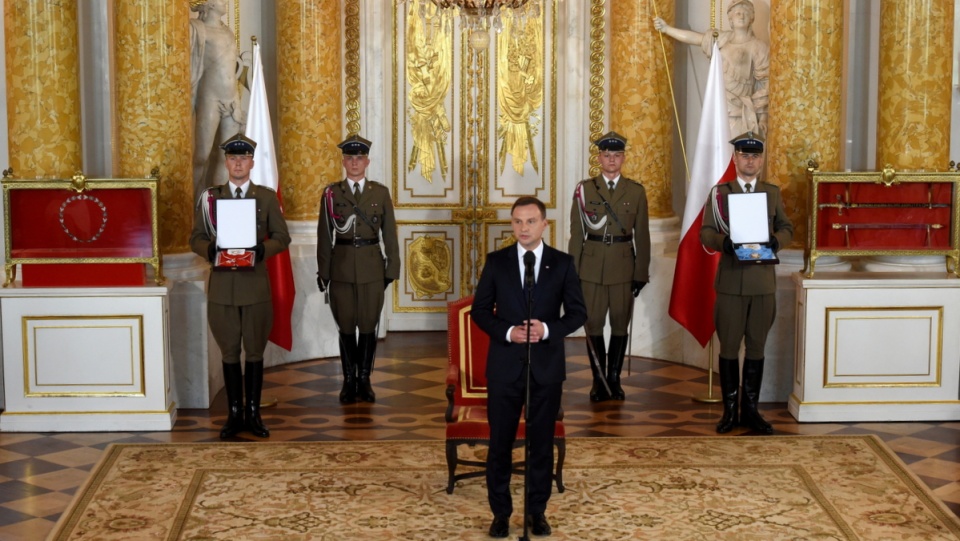 Prezydent Andrzej Duda (P) podczas uroczystości. Na Zamku Królewskim odbyła się, 6 bm. uroczystość przekazania nowo zaprzysiężonemu prezydentowi Andrzejowi Dudzie odznak Orderu Odrodzenia Polski i Orderu Orła Białego. Fot. PAP/Radek Pietruszka