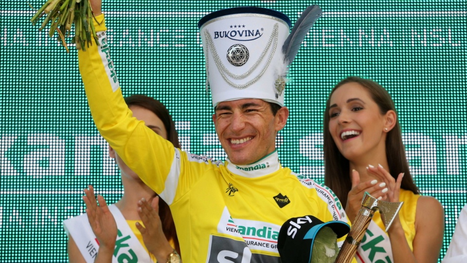 Na podium w koszulce lidera nowy przodownik klasyfikacji generalnej Kolumbijczyk Sergio Henao z grupy Sky po wygraniu szóstego etapu 72. Tour de Pologne. Fot. PAP/Grzegorz Momot
