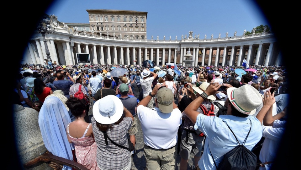 Plac Świętego Piotra w Watykanie podczas spotkania papieża Franciszka w wiernymi w obiektywie typu rybie oko. Fot. PAP/EPA/ETTORE FERRARI