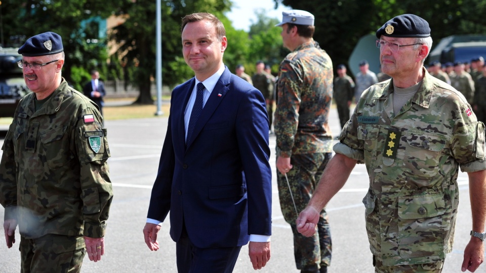 Prezydent Andrzej Duda (C), dotychczasowy dowódca Wielonarodowego Korpusu Północno-Wschodniego gen. Bogusław Samol (L) i duński generał Per Ludvigsen (P) podczas ceremonii zmiany dowódcy jednostki Wielonarodowego Korpusu Północno-Wschodniego w Szczecinie. Fot. PAP/Marcin Bielecki