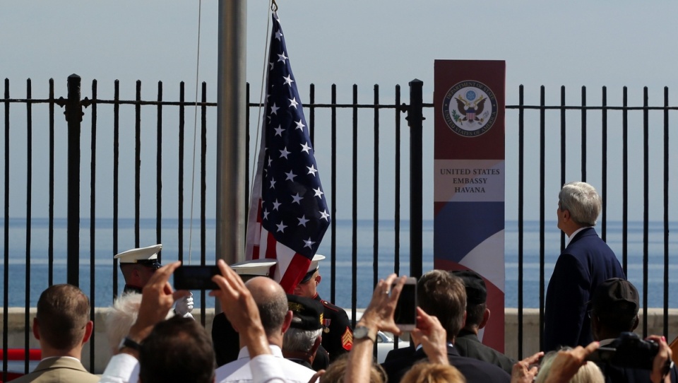 Ceremonia wciągnięcia amerykańskiej flagi przed ambasadą USA przy reprezentacyjnym bulwarze nadmorskim w Hawanie. Fot.PAP/EPA/ALEJANDRO ERNESTO