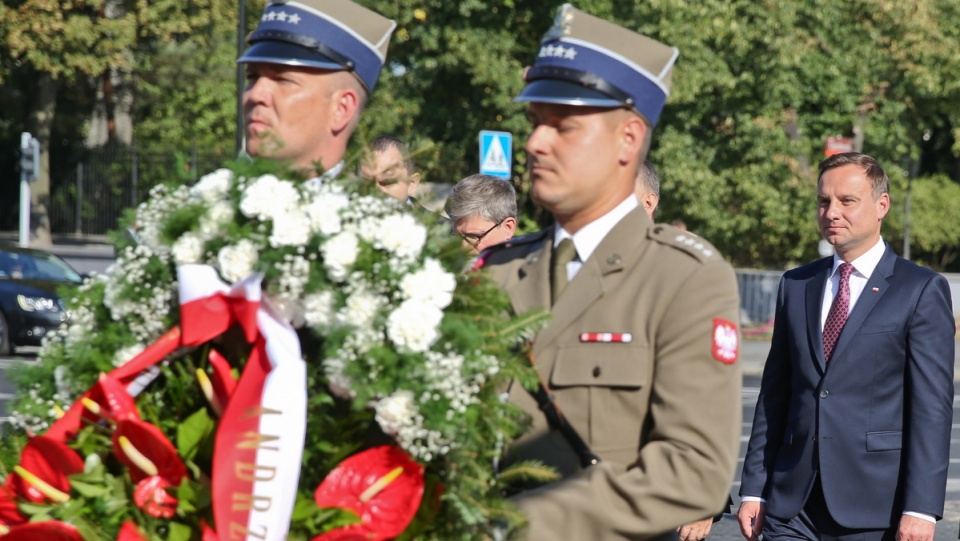 Prezydent Andrzej Duda (P) składa kwiaty przed pomnikiem Marszałka Józefa Piłsudskiego przy Belwederze. Fot. PAP/Rafał Guz