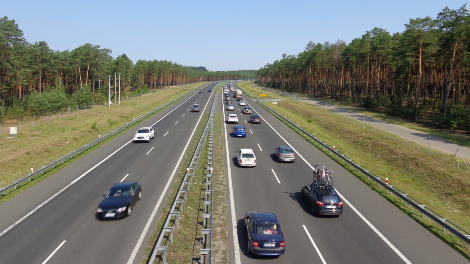 Obydwa pasy autostrady A1 wypełnione samochodami aż po horyzont. Fot. Marcin Doliński