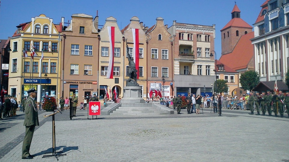 Uroczyste obchody Święta Wojska Polskiego na grudziądzkim Starym Rynku. Fot. Marcin Doliński