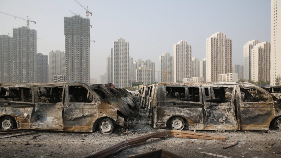 Samochody spalone w wyniku eksplozji w chińskim mieście Tiencin. Fot. PAP/EPA/WU HONG