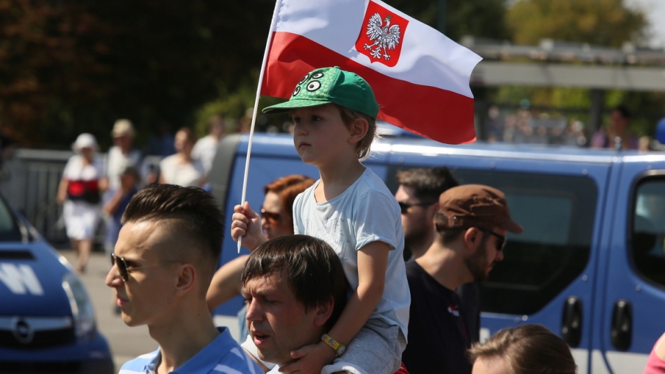 Warszawiacy i przyjezdni oglądają defiladę wojskową na ulicach stolicy. Fot. PAP/Tomasz Gzell