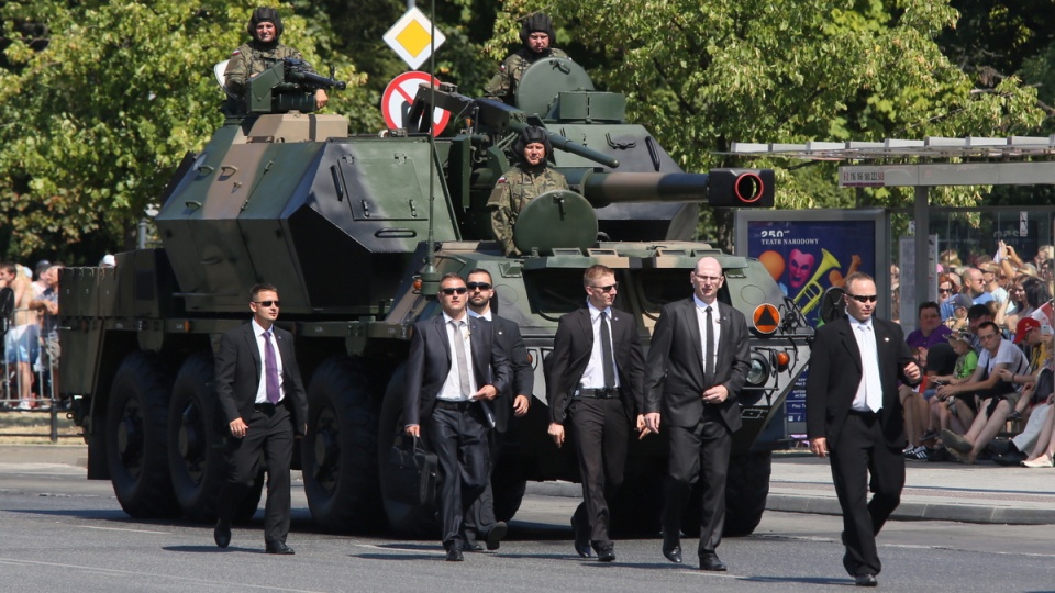 Defilada pojazdów wojskowych na ulicach stolicy. Fot. PAP/Tomasz Gzell