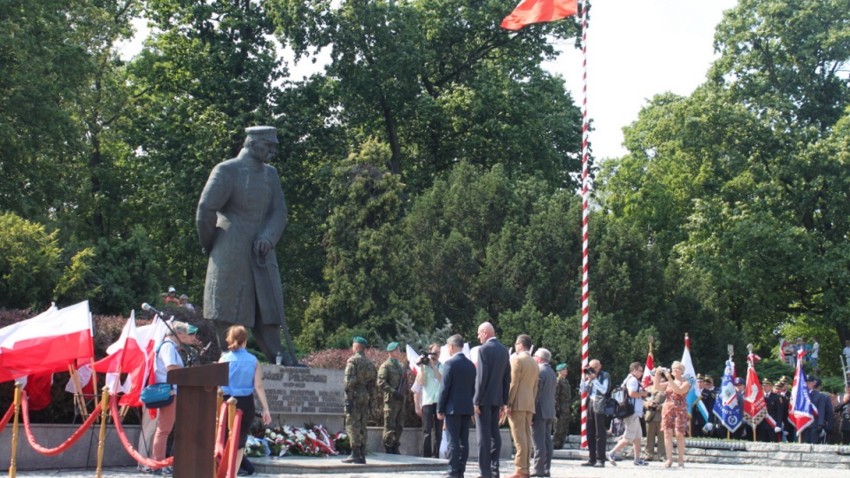 Kwiaty przed pomnikiem Józefa Piłsudskiego złożył prezydent Torunia Michał Zaleski. Fot. Monika Kaczyńska