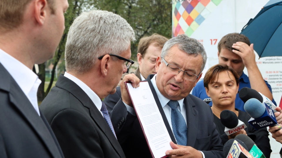 Od lewej: rzecznik prasowy sztabu wyborczego PiS Marcin Mastalerek, szef sztabu wyborczego PiS Stanisław Karczewski i poseł PiS Andrzej Adamczyk prezentują listę niezrealizowanych obietnic rządu, podczas konferencji prasowej w Krakowie. Fot.PAP/St