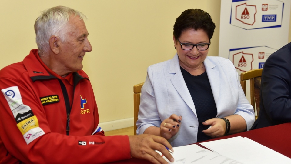 Prezes Zarządu Głównego GOPR Jan Łuszczewski (L) i minister spraw wewnętrznych Teresa Piotrowska (P), podczas podpisania w Krakowie listów intencyjnych. Fot. PAP/Jacek Bednarczyk