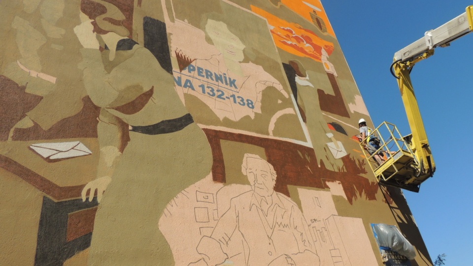 Młodzi toruńscy artyści tworzą swoje dzieło na wieżowcu przy ulicy Gagarina 132 - 138, gdzie mieszkała Elżbieta Zawacka. Fot. Michał Zaręba