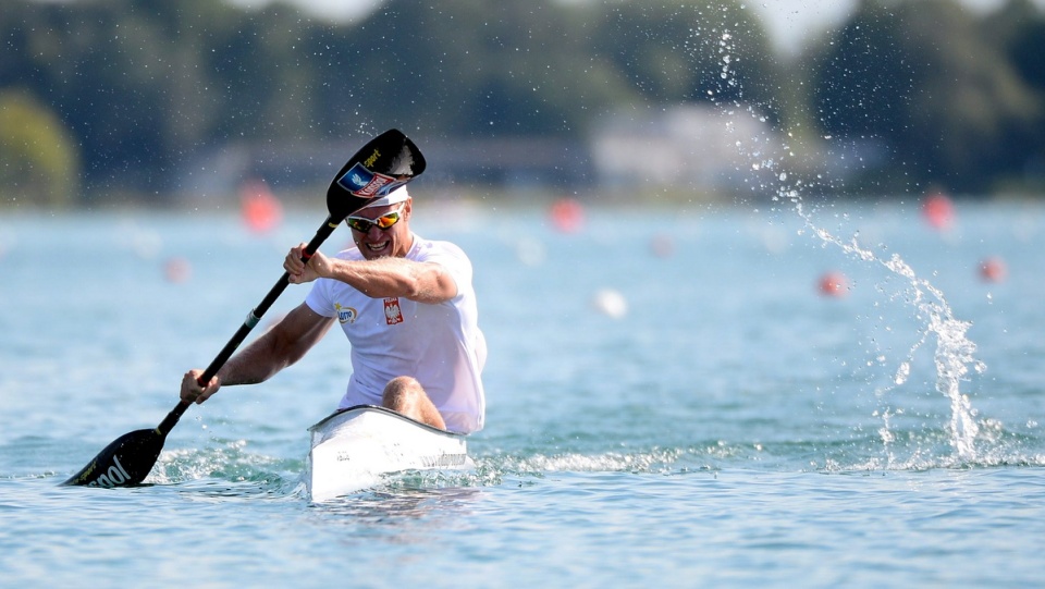 Bartosz Stabno w półfinałowym wyścigu K1 500 m podczas kajakarskich mistrzostw świata w Mediolanie. Fot. PAP/Bartłomiej Zborowski
