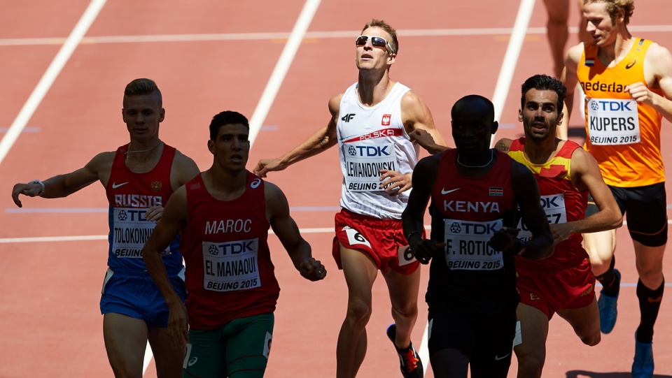 Marcin Lewandowski (CWZS Zawisza Bydgoszcz) na mecie eliminacyjnego biegu na 800 m podczas lekkoatletycznych mistrzostw świata w Pekinie. Fot. PAP/Adam Warżawa