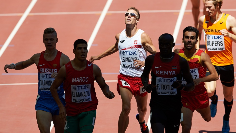 Marcin Lewandowski (CWZS Zawisza Bydgoszcz) na mecie eliminacyjnego biegu na 800 m podczas lekkoatletycznych mistrzostw świata w Pekinie. Fot. PAP/Adam Warżawa