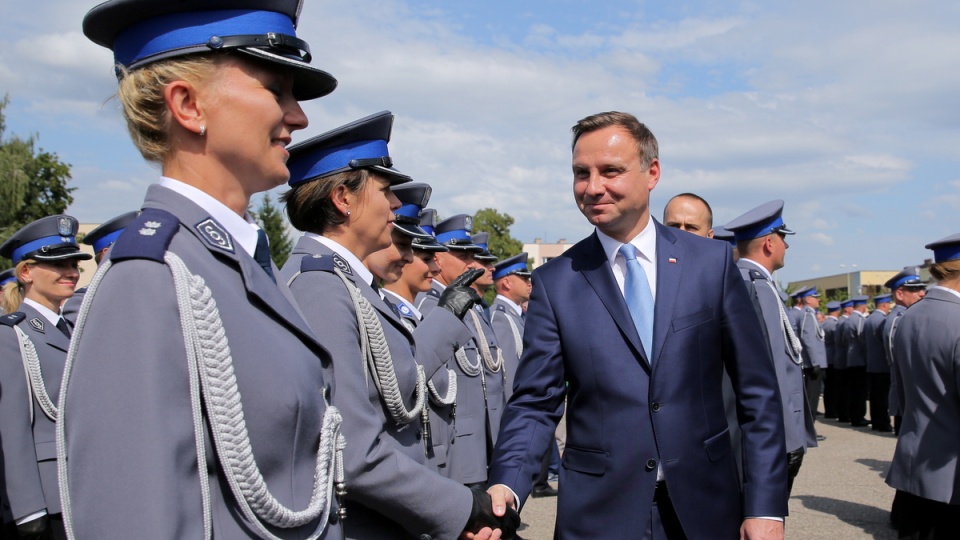 Prezydent RP Andrzej Duda w trakcie uroczystej promocji na pierwszy stopień oficerski, studentów Wyższej Szkoły Policji w Szczytnie. Fot. PAP/Tomasz Waszczuk